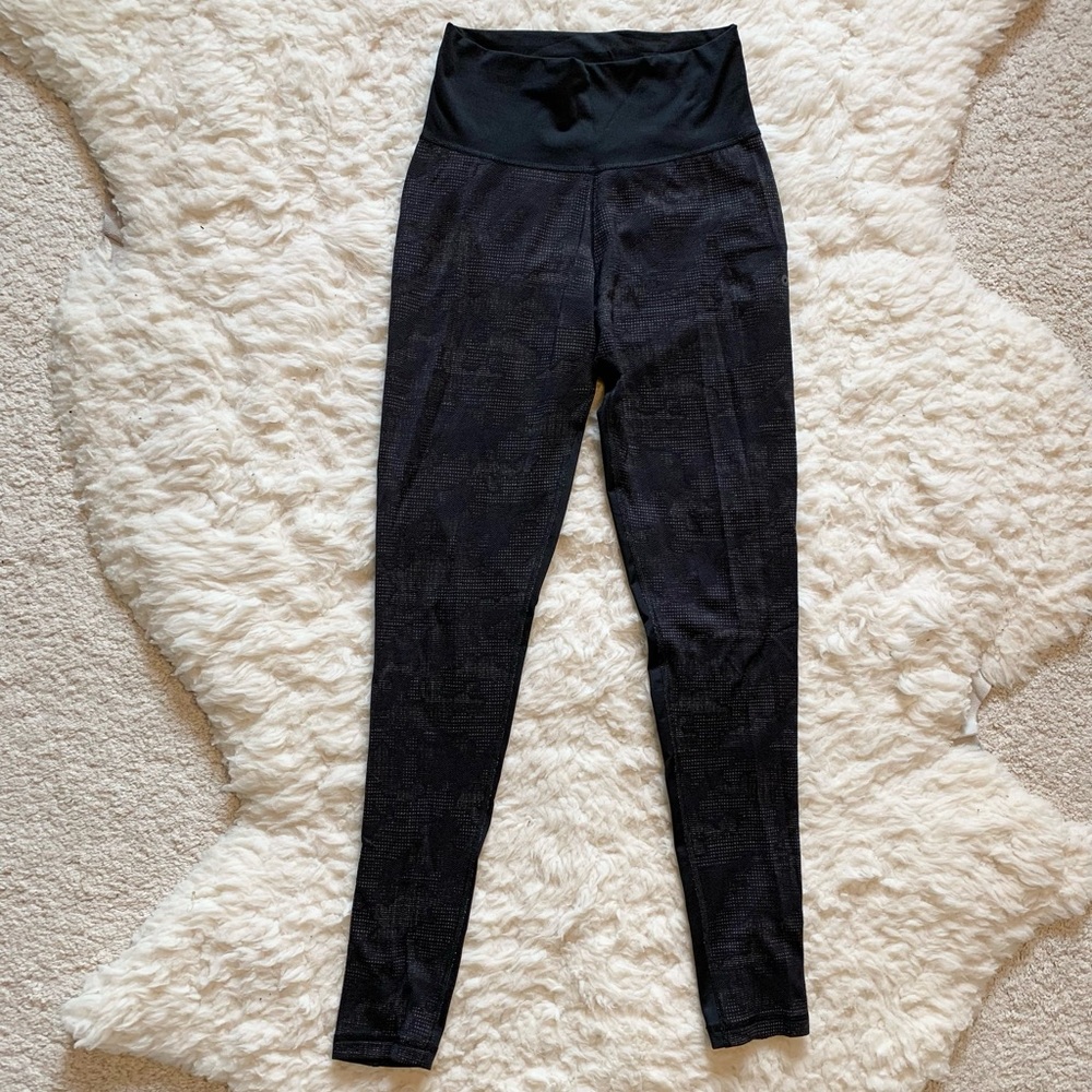 Adidas Climate world Leggings with tech pocket, Small